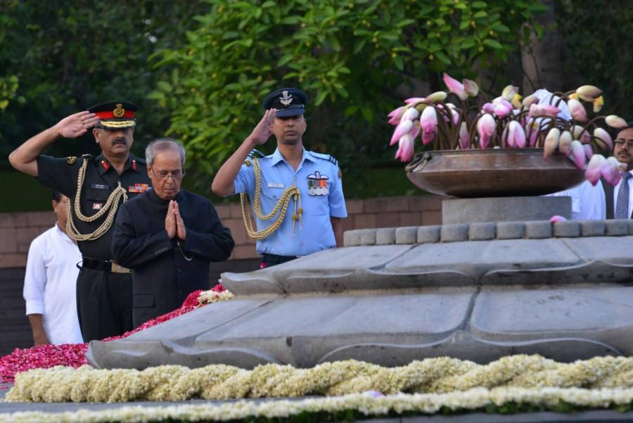 Thursday marks the 71st birth anniversary of Rajiv Gandhi, the seventh Prime Minister of India. Rajiv Gandhi birth anniversary,dignitaries pay homage to rajiv gandhi,Pranab Mukherjee at rajiv gandhi samadhi