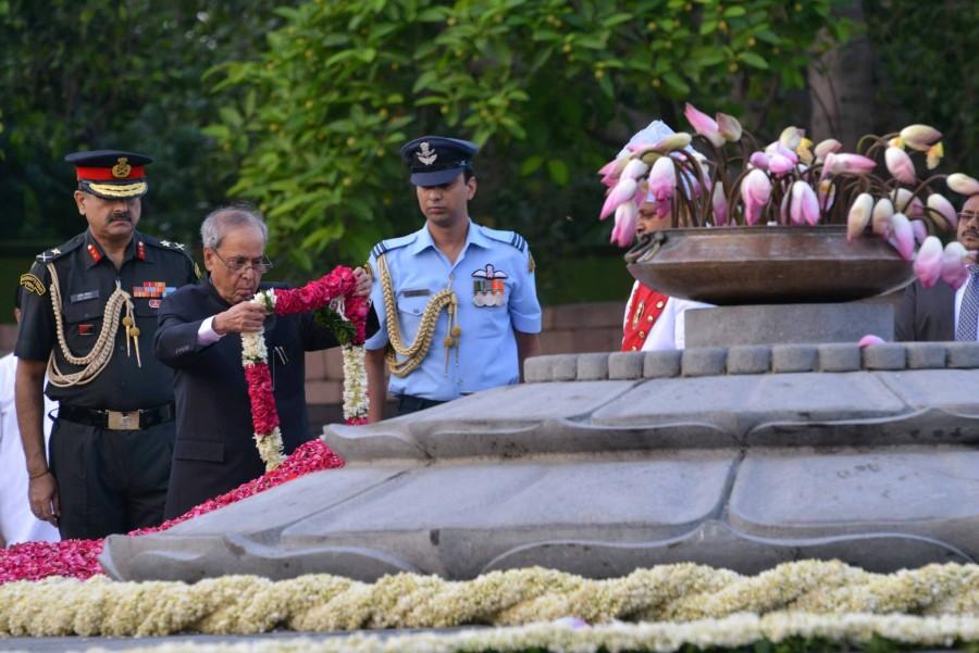 Thursday marks the 71st birth anniversary of Rajiv Gandhi, the seventh Prime Minister of India. Rajiv Gandhi birth anniversary,dignitaries pay homage to rajiv gandhi,Pranab Mukherjee at rajiv gandhi samadhi