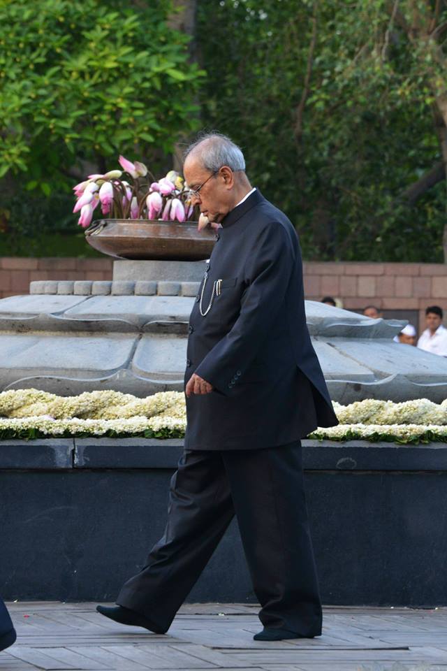 Thursday marks the 71st birth anniversary of Rajiv Gandhi, the seventh Prime Minister of India. Rajiv Gandhi birth anniversary,dignitaries pay homage to rajiv gandhi,Pranab Mukherjee at rajiv gandhi samadhi