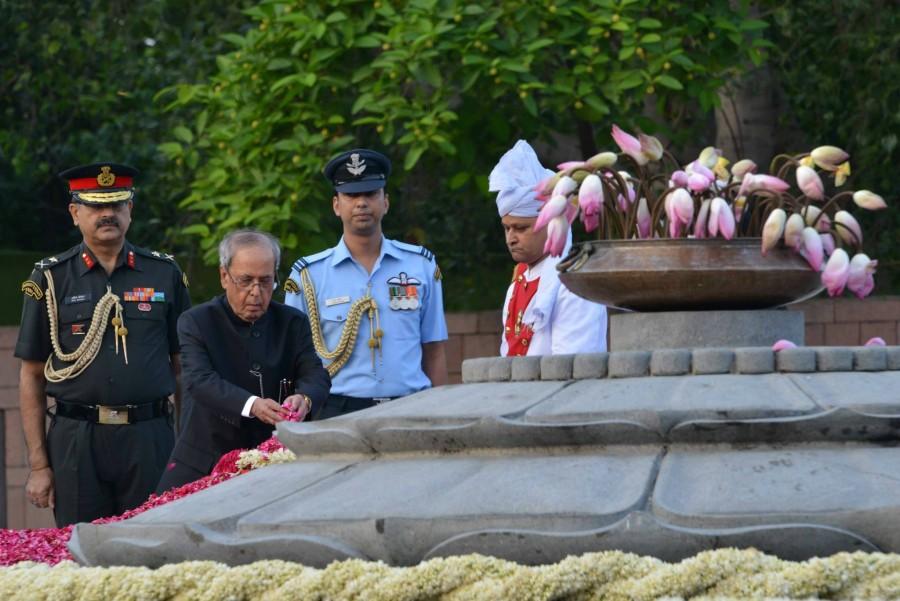 Thursday marks the 71st birth anniversary of Rajiv Gandhi, the seventh Prime Minister of India. Rajiv Gandhi birth anniversary,dignitaries pay homage to rajiv gandhi,Pranab Mukherjee at rajiv gandhi samadhi