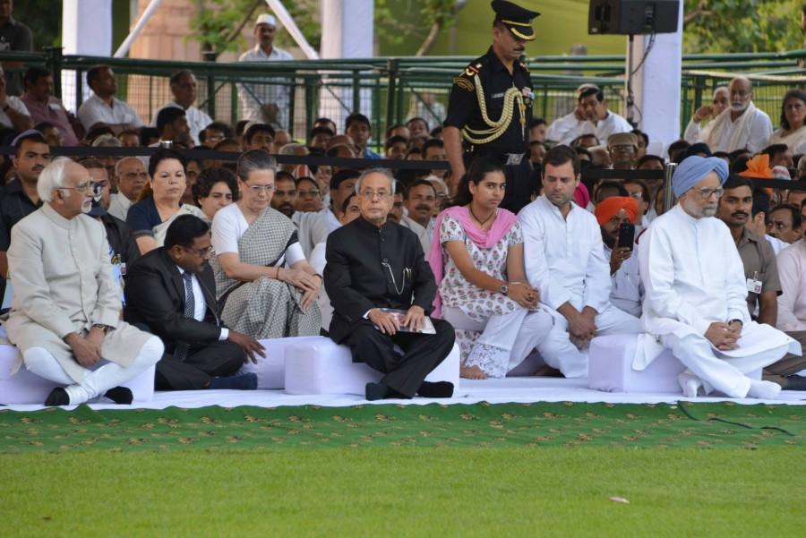 Thursday marks the 71st birth anniversary of Rajiv Gandhi, the seventh Prime Minister of India. Rajiv Gandhi birth anniversary,dignitaries pay homage to rajiv gandhi,Pranab Mukherjee at rajiv gandhi samadhi