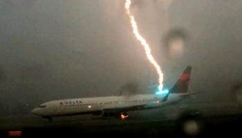 Lightning strikes Delta plane,Lightning,Lightning Strikes Plane,Caught on Camera,Airlines plane hit by lightning bolt