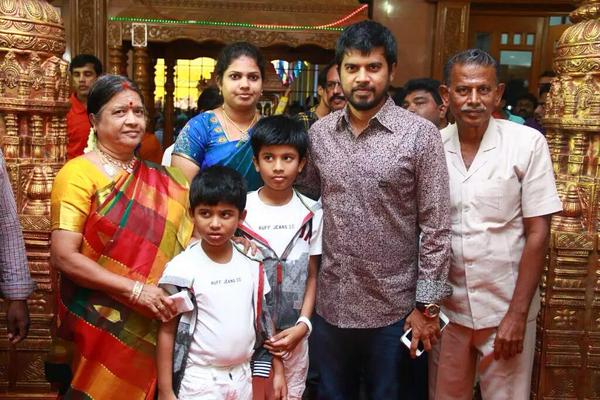 Actor Shanthanu and Keerthi Wedding Reception Pictures. Shanthanu and Keerthi Wedding Reception,Shanthanu and Keerthi Reception,Shanthanu Wedding Reception,Shanthanu and Keerthi,Shanthanu,Keerthi,Shanthanu Reception,Shanthanu marriage Reception,Vijay,Rajinikanth,Vijayakanth