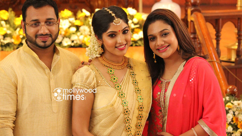 South Indian actress Muktha has been engaged to singer Rimi Tomy's brother Rinku Tomy. Muktha engagement photos,muktha engagement stills,muktha rinku tomy engagement,rimi tomy brother engagement,rimi tomy brother engagement photos