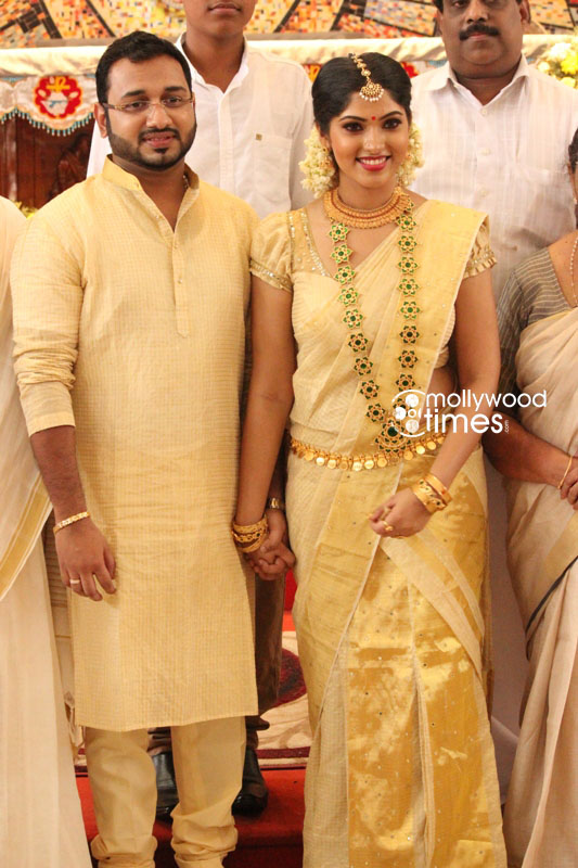 South Indian actress Muktha has been engaged to singer Rimi Tomy's brother Rinku Tomy. Muktha engagement photos,muktha engagement stills,muktha rinku tomy engagement,rimi tomy brother engagement,rimi tomy brother engagement photos