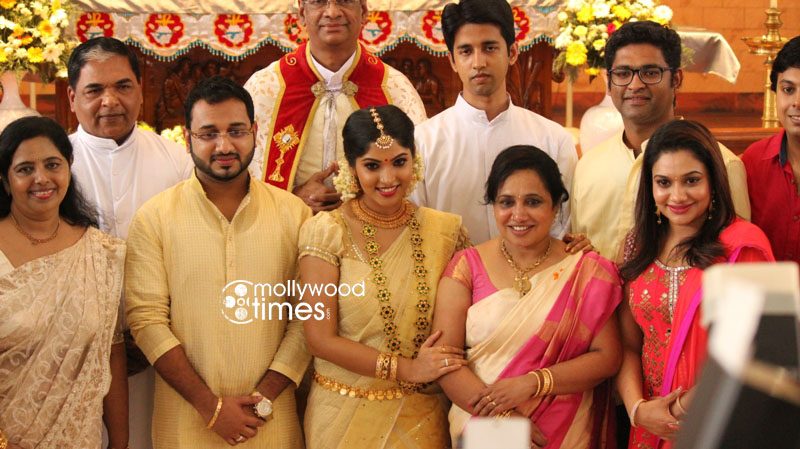 South Indian actress Muktha has been engaged to singer Rimi Tomy's brother Rinku Tomy. Muktha engagement photos,muktha engagement stills,muktha rinku tomy engagement,rimi tomy brother engagement,rimi tomy brother engagement photos