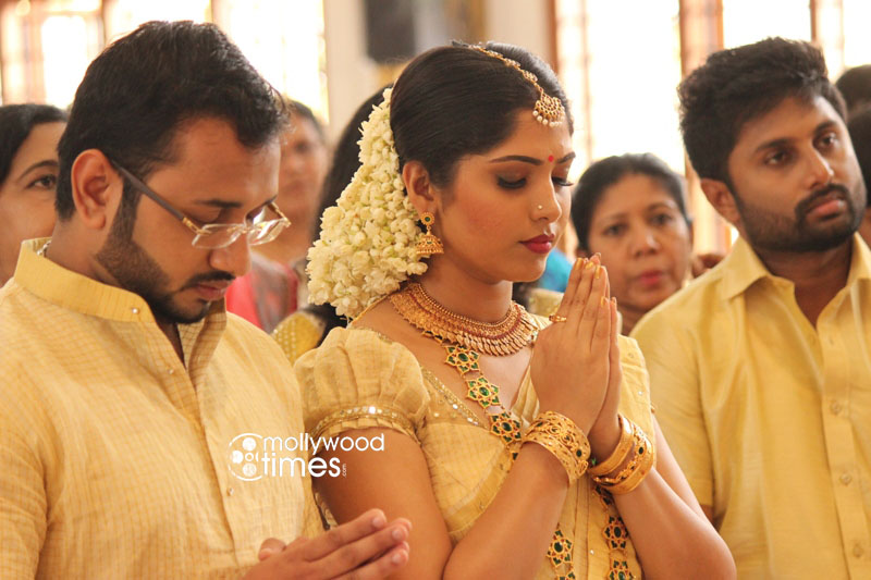 South Indian actress Muktha has been engaged to singer Rimi Tomy's brother Rinku Tomy. Muktha engagement photos,muktha engagement stills,muktha rinku tomy engagement,rimi tomy brother engagement,rimi tomy brother engagement photos