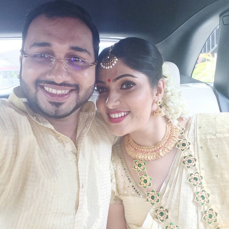 South Indian actress Muktha has been engaged to singer Rimi Tomy's brother Rinku Tomy. Muktha engagement photos,muktha engagement stills,muktha rinku tomy engagement,rimi tomy brother engagement,rimi tomy brother engagement photos