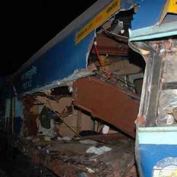 Bangalore-Nanded Express collides with lorry in Andhra. Bangalore-Nanded Express,Bangalore nanded express,train accident,Bangalore train accident