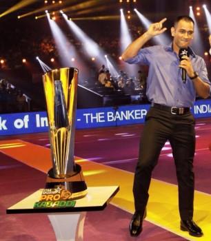 Cricket Player MS Dhoni graces Pro Kabaddi League 2015 Final.