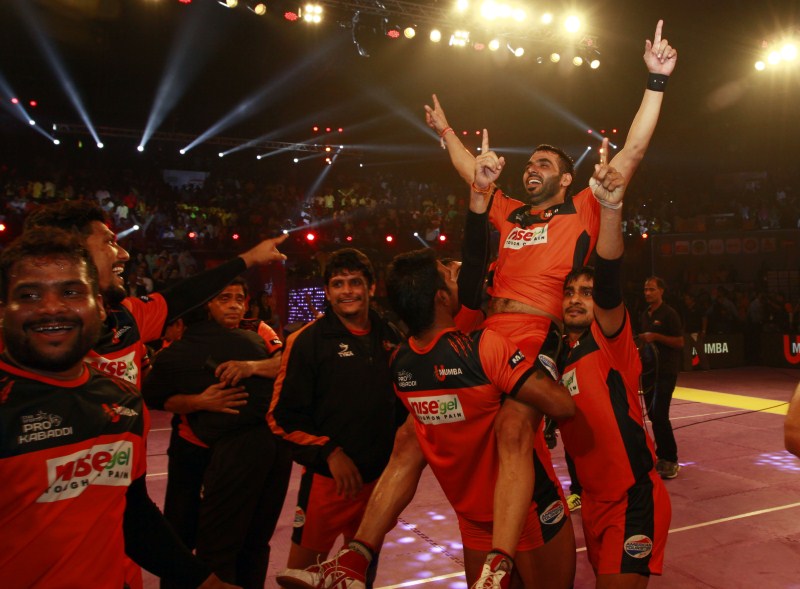 Cricket Player MS Dhoni graces Pro Kabaddi League 2015 Final. MS Dhoni,Pro Kabaddi League 2015 Final,Pro Kabaddi,Pro Kabaddi League Final,U Mumba vs Bengaluru Bulls,U Mumba,Bengaluru Bulls