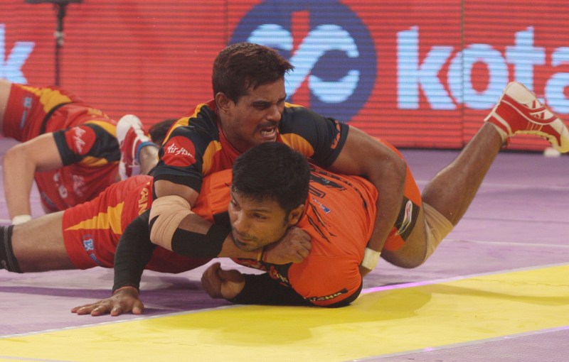 Cricket Player MS Dhoni graces Pro Kabaddi League 2015 Final. MS Dhoni,Pro Kabaddi League 2015 Final,Pro Kabaddi,Pro Kabaddi League Final,U Mumba vs Bengaluru Bulls,U Mumba,Bengaluru Bulls