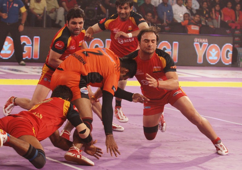 Cricket Player MS Dhoni graces Pro Kabaddi League 2015 Final. MS Dhoni,Pro Kabaddi League 2015 Final,Pro Kabaddi,Pro Kabaddi League Final,U Mumba vs Bengaluru Bulls,U Mumba,Bengaluru Bulls