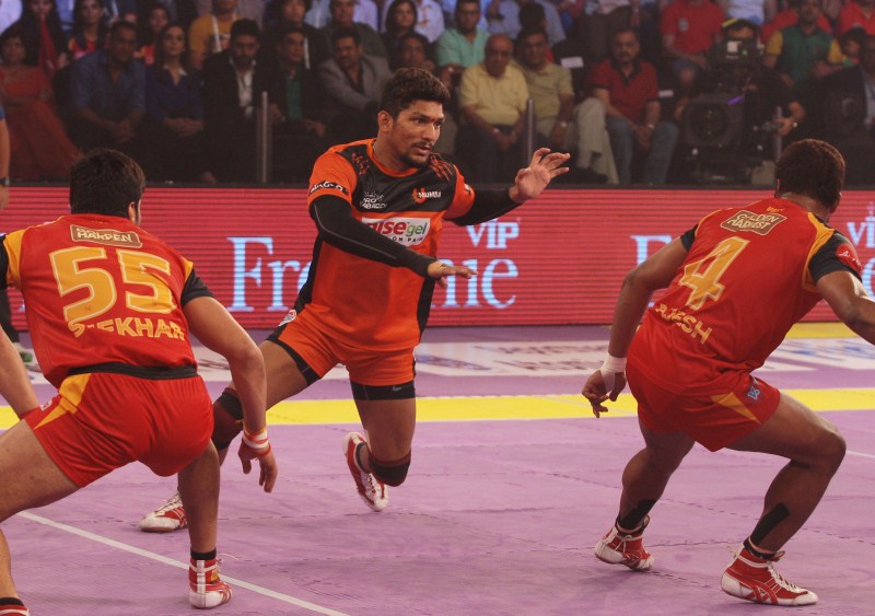 Cricket Player MS Dhoni graces Pro Kabaddi League 2015 Final. MS Dhoni,Pro Kabaddi League 2015 Final,Pro Kabaddi,Pro Kabaddi League Final,U Mumba vs Bengaluru Bulls,U Mumba,Bengaluru Bulls