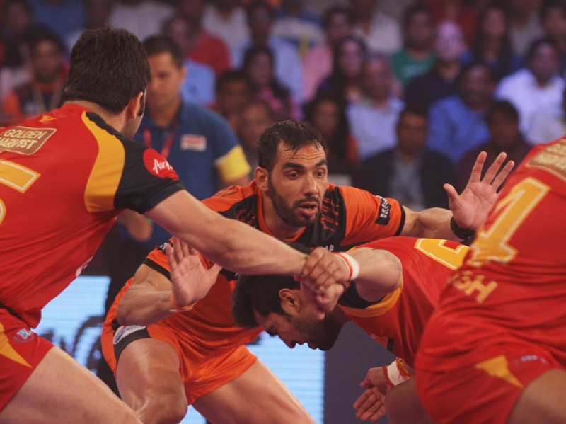 Cricket Player MS Dhoni graces Pro Kabaddi League 2015 Final. MS Dhoni,Pro Kabaddi League 2015 Final,Pro Kabaddi,Pro Kabaddi League Final,U Mumba vs Bengaluru Bulls,U Mumba,Bengaluru Bulls