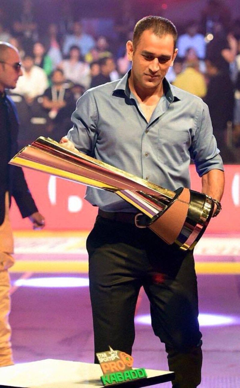 Cricket Player MS Dhoni graces Pro Kabaddi League 2015 Final. MS Dhoni,Pro Kabaddi League 2015 Final,Pro Kabaddi,Pro Kabaddi League Final,U Mumba vs Bengaluru Bulls,U Mumba,Bengaluru Bulls