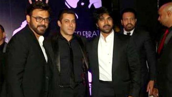 Bollywood Actor Salman Khan at Chiranjeevi's 60th Birthday Celebration. Salman Khan,Salman Khan at Chiranjeevi's 60th Birthday Celebration,Chiranjeevi's 60th Birthday Celebration,Chiranjeevi 60th Birthday Celebration,Chiranjeevi