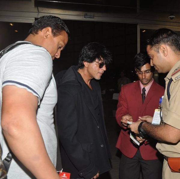 Photos of Bollywood Actor Shahrukh Khan and Kajol Leave for Iceland to Shoot a Song for Dilwale. Dilwale,srk,Shahrukh Khan,Dilwale song shoot,srk at Dilwale song shoot,Actor Shahrukh Khan,Shahrukh Khan latest pics,Shahrukh Khan latest images,Shahrukh Khan latest photos,Shahrukh Khan latest stills,Shahrukh Khan latest pictures