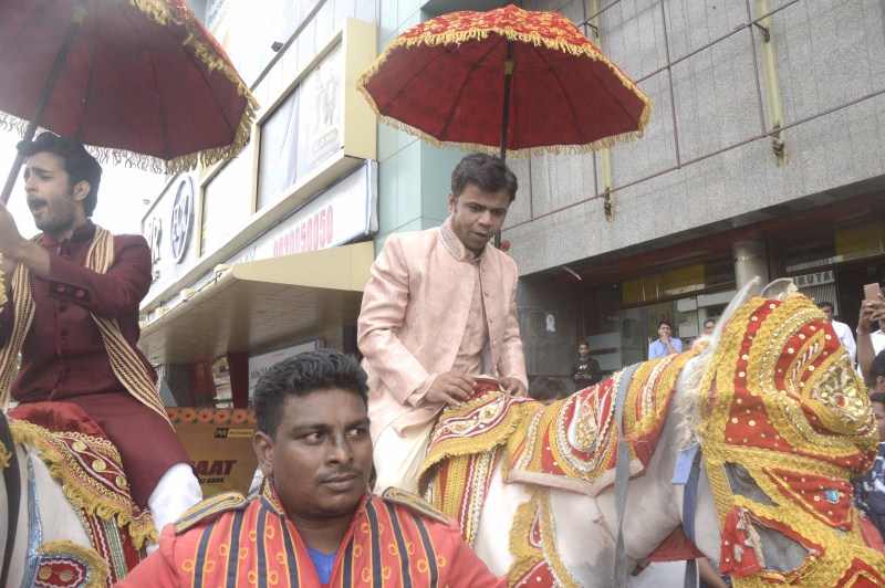 Photos of Satyajeet Dubey and Raajpal Yadav at Baankey Ki Crazy Baraat Movie Promotion. Satyajeet Dubey,Raajpal Yadav,Baankey Ki Crazy Baraat Movie Promotion,Baankey Ki Crazy Baraat,Baankey Ki Crazy Baraat Movie Promotion pics,Baankey Ki Crazy Baraat Movie Promotion images,Baankey Ki Crazy Baraat Movie Promotion photos,Baankey Ki Crazy Baraa