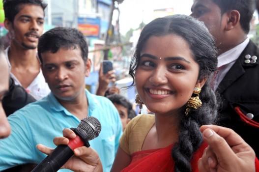 Anupama Parameshwaran inaugurates Sanza Gold.