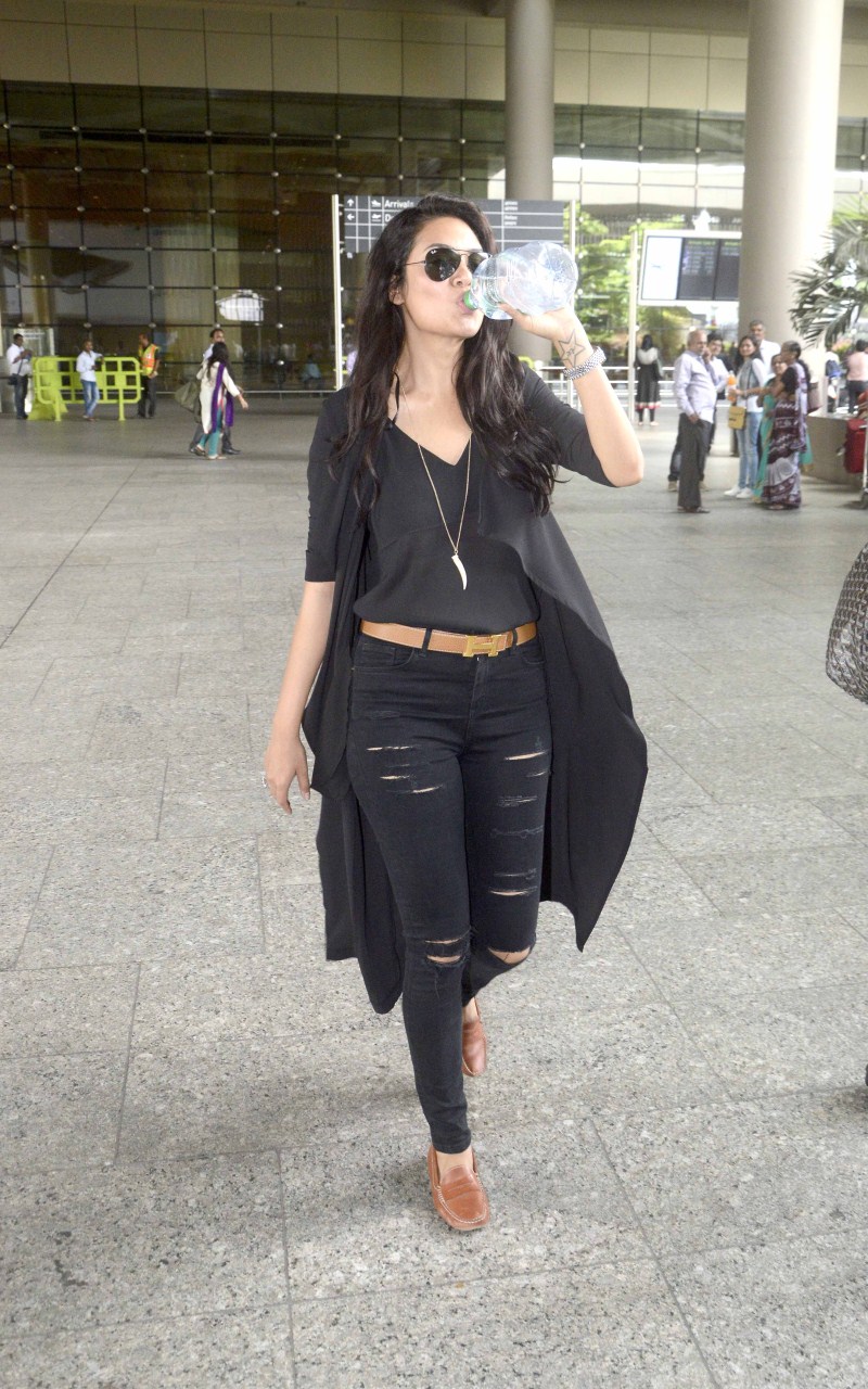 Photos of Bollywood Actress Esha Gupta snapped at Domestic Airport Mumbai. Esha Gupta,Esha Gupta snapped at Airport,actress Esha Gupta,Esha Gupta snapped at Domestic Airport Mumbai,Esha Gupta latest pics,Esha Gupta latest images,Esha Gupta latest photos,Esha Gupta latest stills,Esha Gupta latest pictures,Esha Gupta latest galler