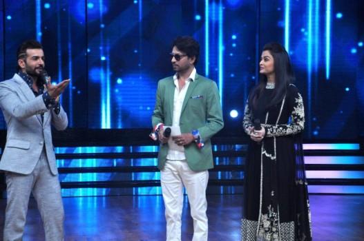 Photos of Bollywood Actress Aishwarya Rai and Irrfan Khan promote Jazbaa on â€˜Dance India Danceâ€™.