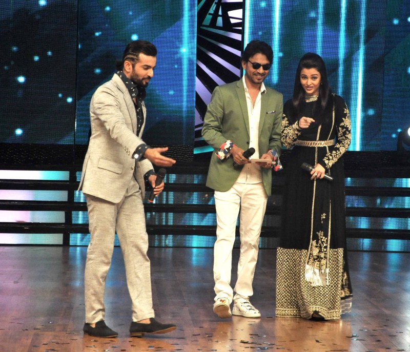 Photos of Bollywood Actress Aishwarya Rai and Irrfan Khan promote Jazbaa on ‘Dance India Dance’. Aishwarya Rai,Irrfan Khan,Jazbaa,Dance India Dance,jazbaa movie promotion,jazbaa movie promotion on dance india dance,Aishwarya rai Bachchan