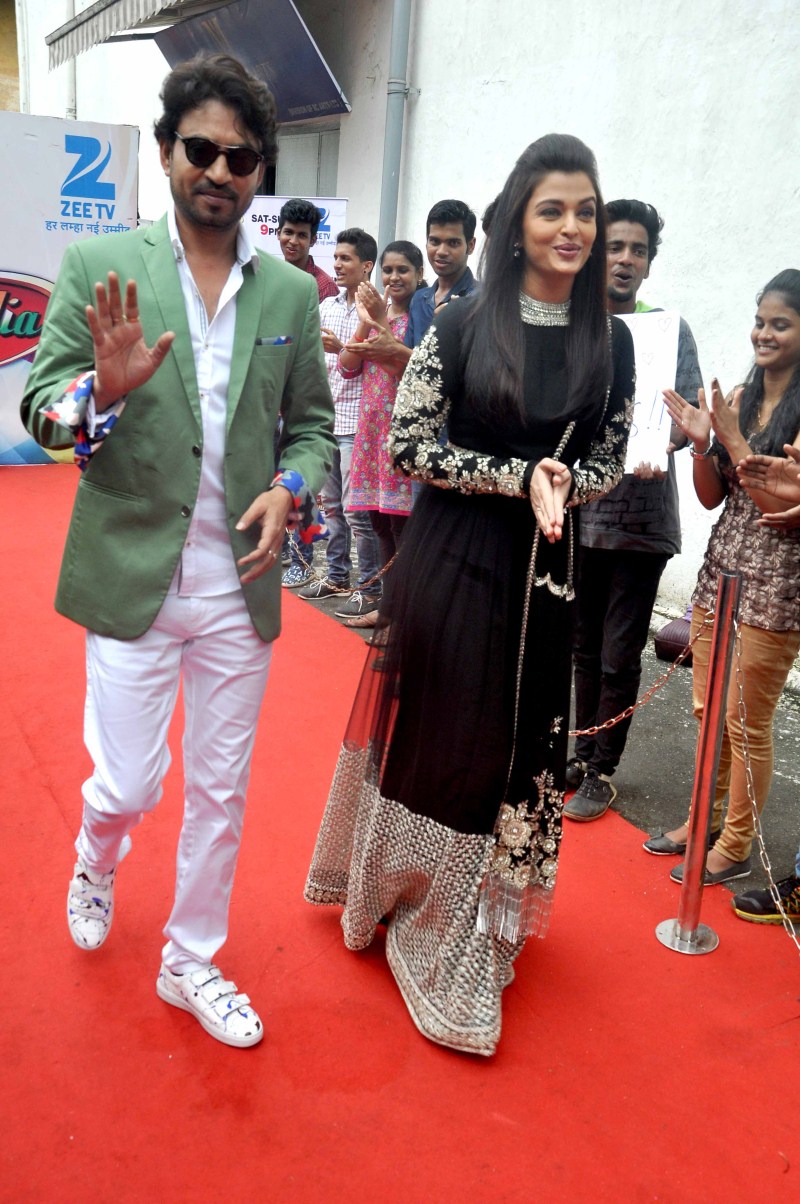Photos of Bollywood Actress Aishwarya Rai and Irrfan Khan promote Jazbaa on ‘Dance India Dance’. Aishwarya Rai,Irrfan Khan,Jazbaa,Dance India Dance,jazbaa movie promotion,jazbaa movie promotion on dance india dance,Aishwarya rai Bachchan