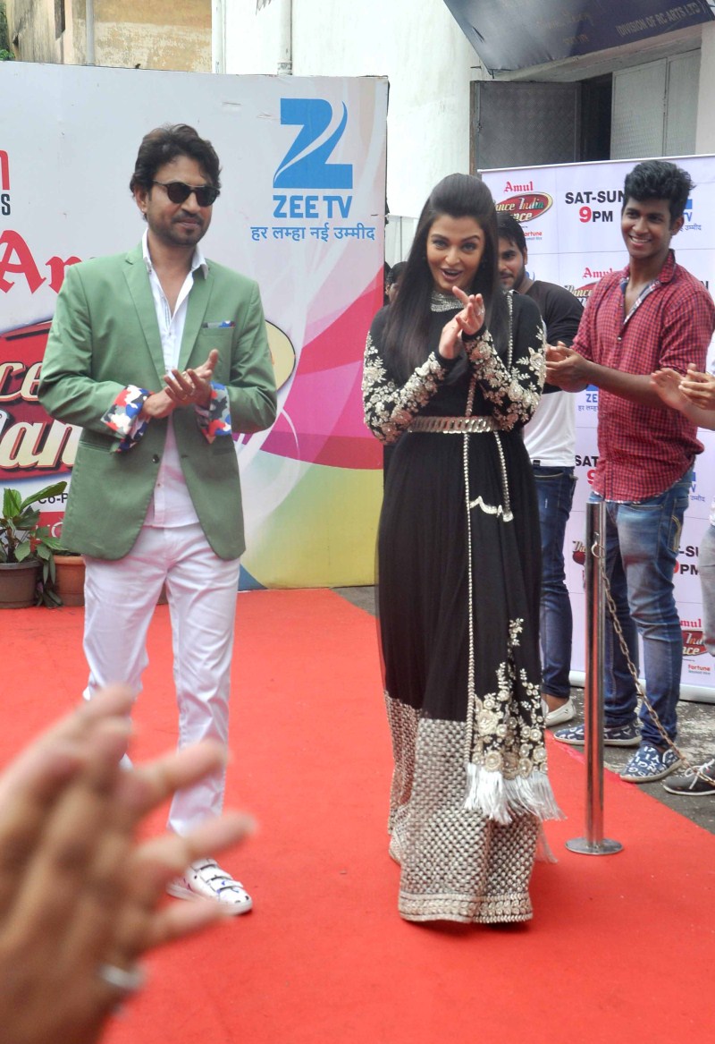 Photos of Bollywood Actress Aishwarya Rai and Irrfan Khan promote Jazbaa on ‘Dance India Dance’. Aishwarya Rai,Irrfan Khan,Jazbaa,Dance India Dance,jazbaa movie promotion,jazbaa movie promotion on dance india dance,Aishwarya rai Bachchan