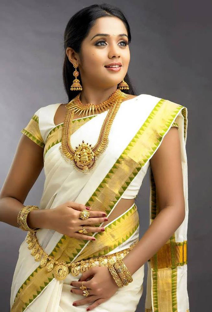 Onam vibes#kerala saree looks | South indian wedding saree, Wedding saree  indian, Saree models