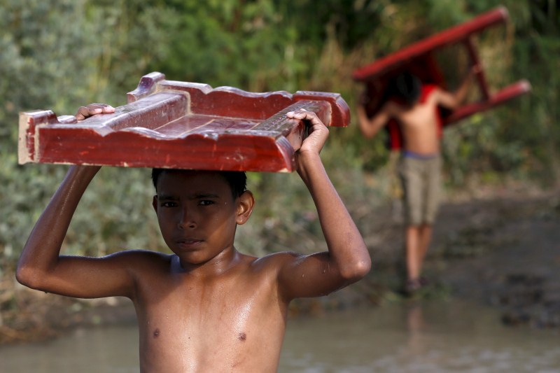 People cross the Tachira river border as Venezuela steps up deportation of Colombians in what it says is an effort to crack down on paramilitary gangs. Venezuela and Colombia Border Crisis,Venezuela,Colombia,Venezuela Border Crisis,Colombia Border Crisis,Border Crisis,Tachira river border,Tachira river