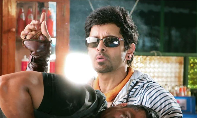 Actor Vikram and Actress Samantha stills from 10 Endrathukulla Movie. Vikram,Samantha,Vikram and Samantha,Vikram in 10 Endrathukulla Movie,Samantha in 10 Endrathukulla Movie,10 Endrathukulla,10 Endrathukulla Movie stills,10 Endrathukulla Movie pics,10 Endrathukulla Movie images,10 Endrathukulla Movie photos,10 Endrathukulla