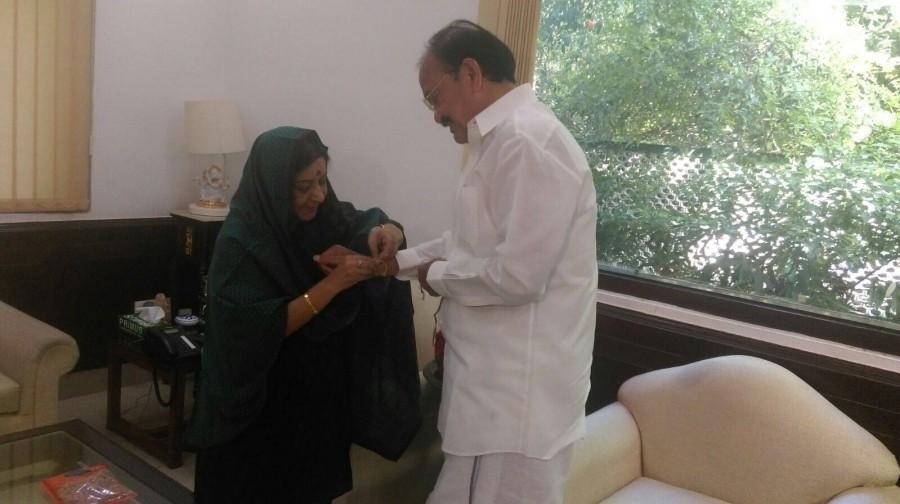 Sushma Swaraj tied Rakhi to Venkaiah Naidu on Raksha Bandhan 2015. Sushma Swaraj,rakhi special,Sushma Swaraj rakhi Venkaiah Naidu,Venkaiah Naidu,Raksha Bandhan 2015