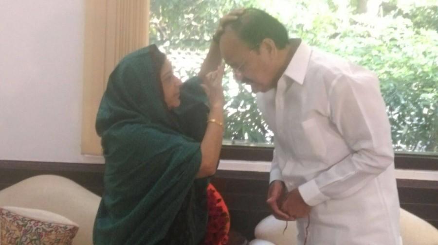 Sushma Swaraj tied Rakhi to Venkaiah Naidu on Raksha Bandhan 2015. Sushma Swaraj,rakhi special,Sushma Swaraj rakhi Venkaiah Naidu,Venkaiah Naidu,Raksha Bandhan 2015