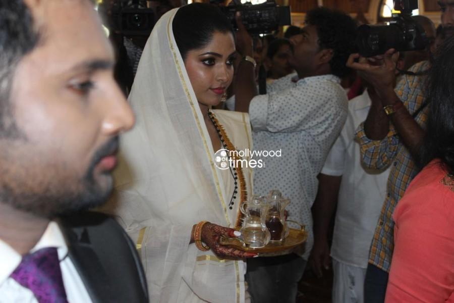 Muktha and Rinku Tomy got married on Sunday, 30 August. Muktha wedding photos,muktha rinku tomy wedding,rinku tomy wedding,muktha chatta mundu wedding,rimi tomy brother wedding