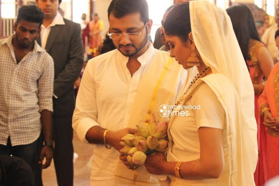 Muktha and Rinku Tomy got married on Sunday, 30 August. Muktha wedding photos,muktha rinku tomy wedding,rinku tomy wedding,muktha chatta mundu wedding,rimi tomy brother wedding