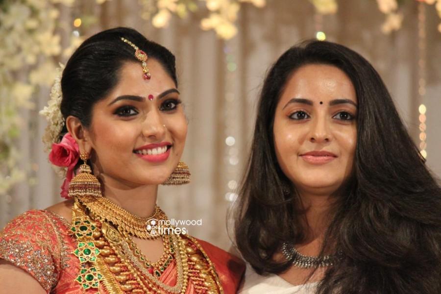 Celebrities from Malayalam entertainment industry attended the wedding receptiion of Muktha and Rinku Tomy. Muktha,muktha wedding reception,muktha reception photos,muktha rinku wedding reception