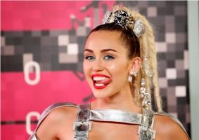 Miley cyrus,miley cyrus weird dressing,miley cyrus at MTV awards 2015,MTV Video Music Awards,miley cyrus MTV Video Music Awards