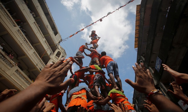 Dahi Handi or Uriyadi is an Indian festival celebrated during the month of Shravan. Dahi handi,dahi handi festival,Uriyadi,uriyadi photos,Krishna Janmashtami special