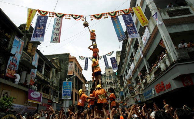 Dahi Handi or Uriyadi is an Indian festival celebrated during the month of Shravan. Dahi handi,dahi handi festival,Uriyadi,uriyadi photos,Krishna Janmashtami special