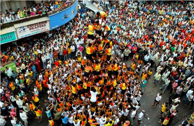 Dahi Handi or Uriyadi is an Indian festival celebrated during the month of Shravan. Dahi handi,dahi handi festival,Uriyadi,uriyadi photos,Krishna Janmashtami special
