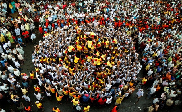 Dahi Handi or Uriyadi is an Indian festival celebrated during the month of Shravan. Dahi handi,dahi handi festival,Uriyadi,uriyadi photos,Krishna Janmashtami special