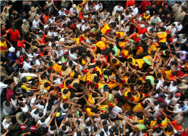 Dahi Handi or Uriyadi is an Indian festival celebrated during the month of Shravan. Dahi handi,dahi handi festival,Uriyadi,uriyadi photos,Krishna Janmashtami special