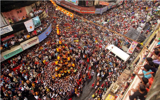 Dahi Handi or Uriyadi is an Indian festival celebrated during the month of Shravan. Dahi handi,dahi handi festival,Uriyadi,uriyadi photos,Krishna Janmashtami special