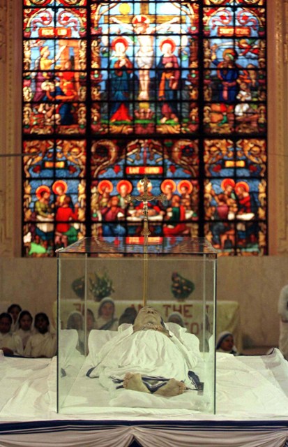 5 September 2015 marks the 18th death anniversary of Blessed Mother Teresa. Mother teresa,mother teresa death anniversary,mother teresa photos,mother teresa funeral photos,charity sister