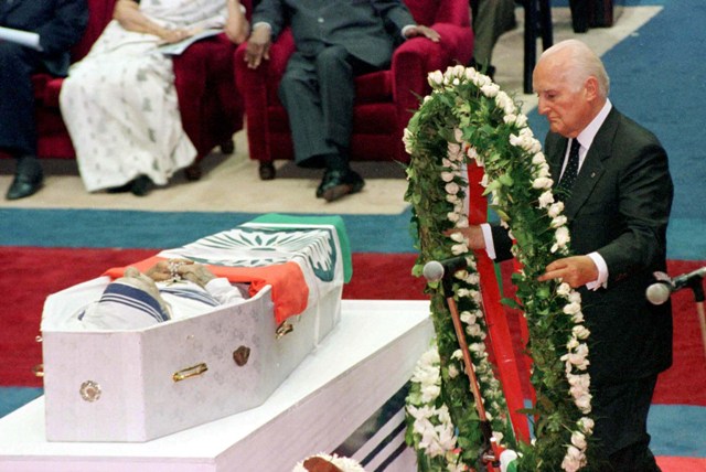 5 September 2015 marks the 18th death anniversary of Blessed Mother Teresa. Mother teresa,mother teresa death anniversary,mother teresa photos,mother teresa funeral photos,charity sister