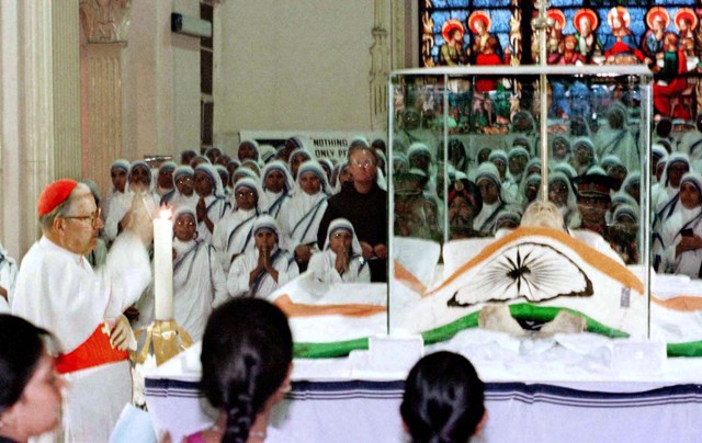 5 September 2015 marks the 18th death anniversary of Blessed Mother Teresa. Mother teresa,mother teresa death anniversary,mother teresa photos,mother teresa funeral photos,charity sister