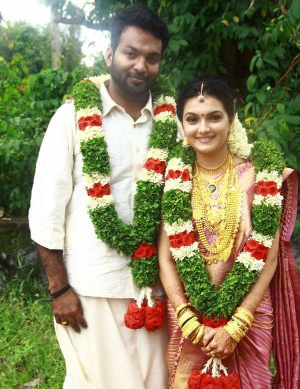 South Indian actress Saranya Mohan got married to doctor Aravind Krishnan in Alappuzha on Sunday, 6 September. Saranya Mohan,Saranya Mohan wedding photos,Saranya Mohan Marriage,Saranya Mohan wedding,Saranya Mohan weds Aravind