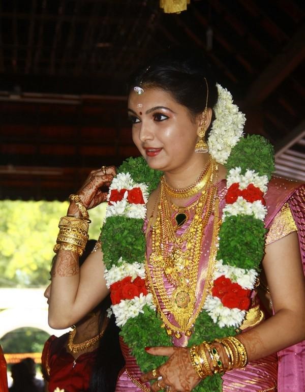 South Indian actress Saranya Mohan got married to doctor Aravind Krishnan in Alappuzha on Sunday, 6 September. Saranya Mohan,Saranya Mohan wedding photos,Saranya Mohan Marriage,Saranya Mohan wedding,Saranya Mohan weds Aravind