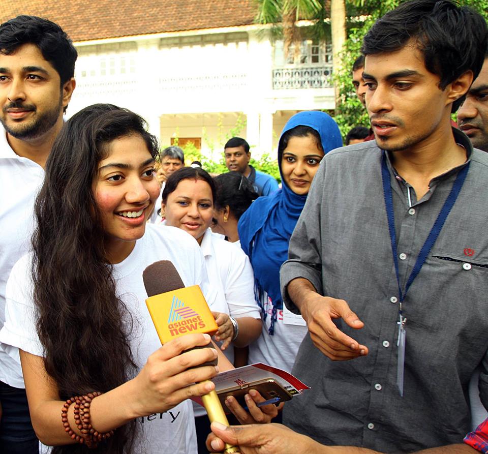 'Premam' fame Sai Pallavi and cricketer Sreesanth took part in the walkathon programme at Durbar Hall ground in Kochi on 6 September. Sai pallavi,canserve,sai pallavi latest,sreesanth,canserve walkathon
